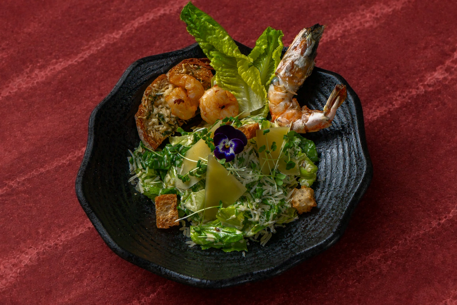 Салат «Цезарь» с креветками — Vesna Lounge, Dubai