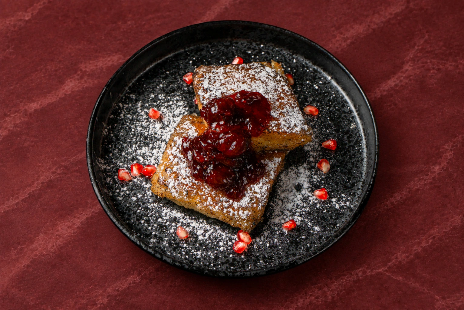 Золотистые тосты с ягодным соусом — Vesna Lounge, Dubai
