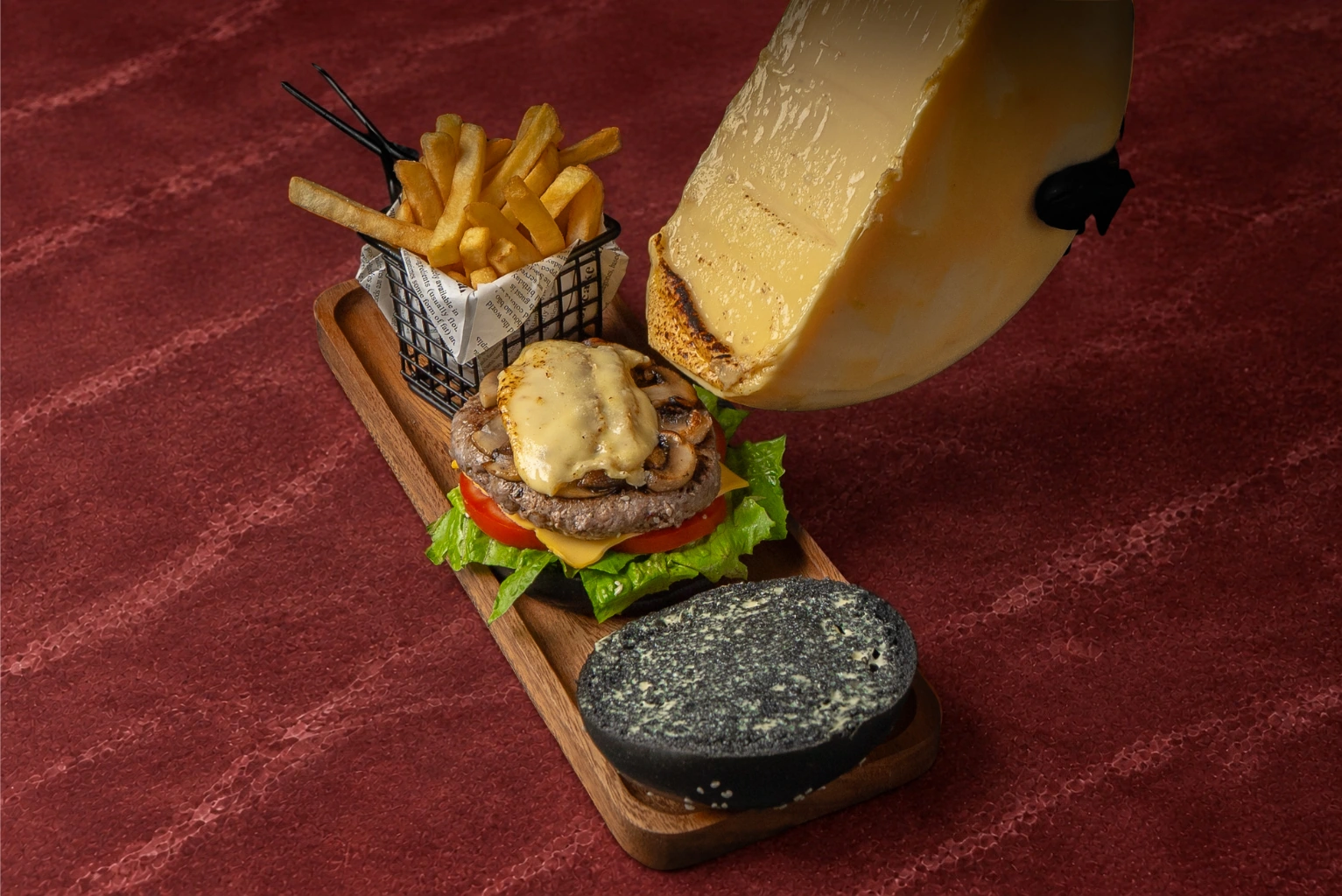 Чёрный бургер Vesna — Vesna Lounge, Dubai