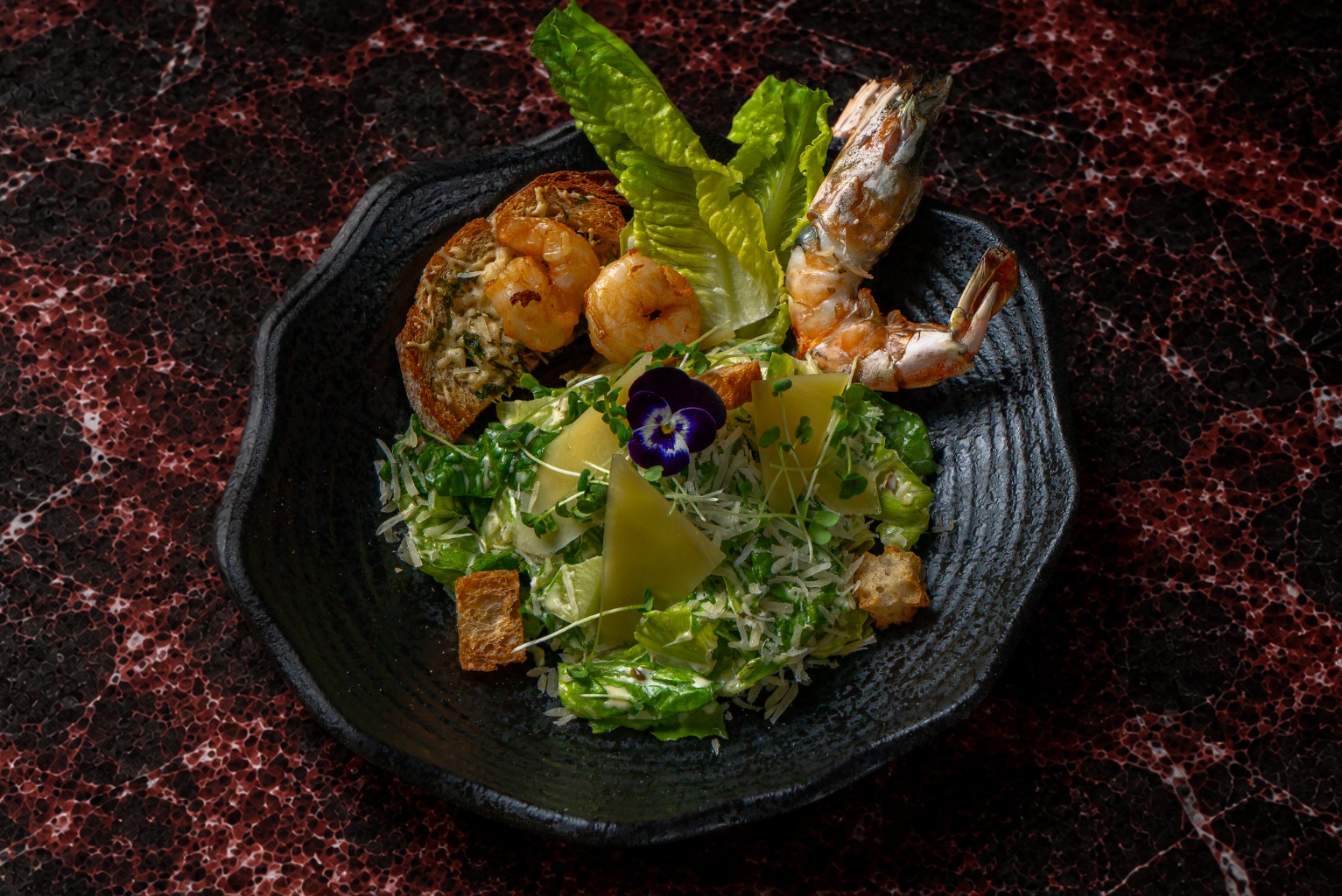 Салат «Цезарь» с креветками — Vesna Lounge, Dubai
